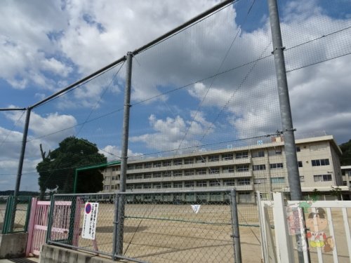 小学校　岡山市立芥子山小学校（小学校）まで534m