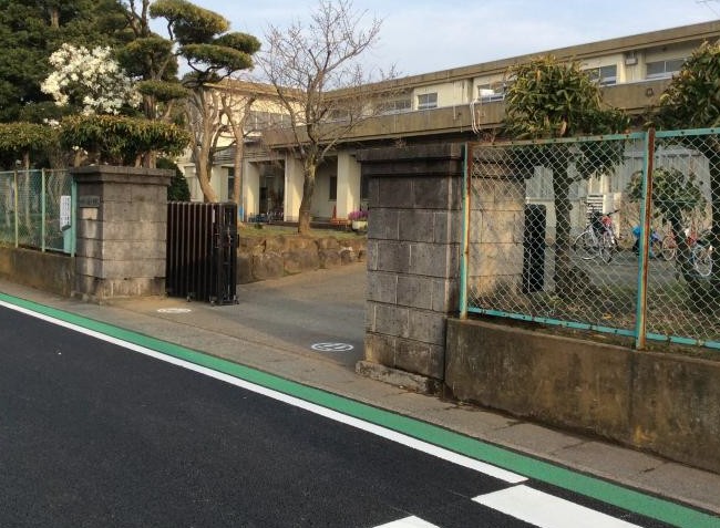 小学校　西小学校（小学校）まで325m