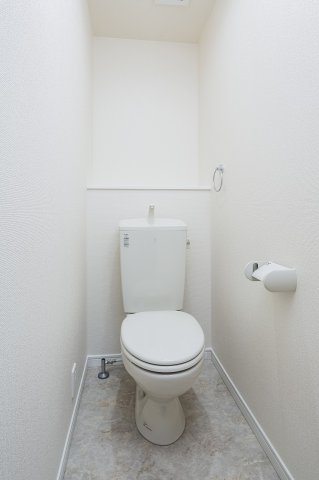 トイレ　同タイプの別物件です。色など異なる場合は現状優先となります。