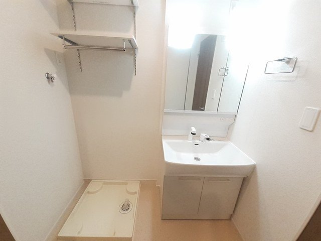 洗面設備　明るい洗面所です