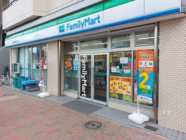 コンビニ　ファミリーマート伊豆屋下目黒三丁目店（コンビニ）まで142m