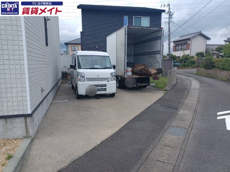 駐車場　縦列駐車＋１台駐車可能です。