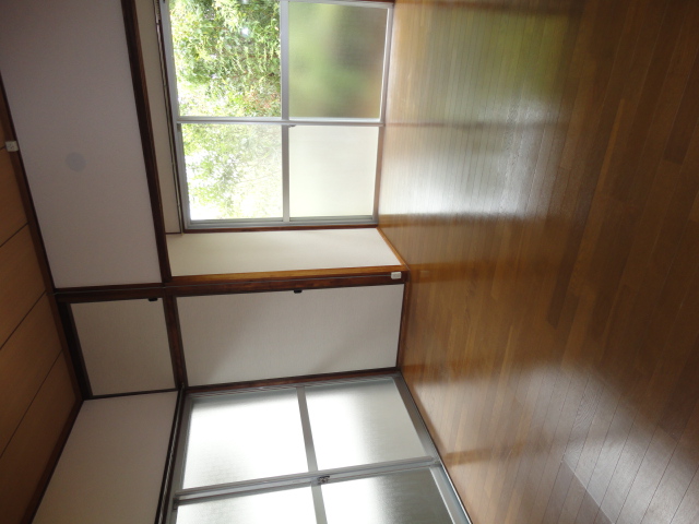 高峰戸建の居間写真