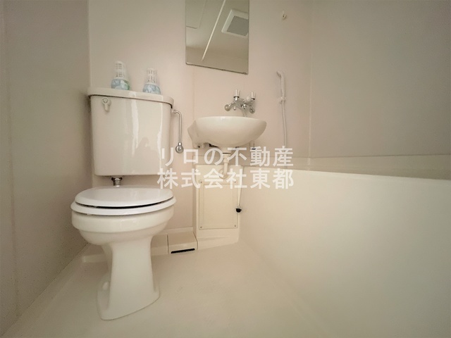 トイレ　白を基調とした空間で清潔感のあるトイレです♪