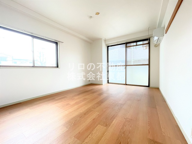 居室・リビング　２面採光なので、明るく風通しのよい過ごしやすいお部屋です♪