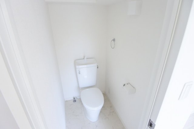 トイレ　落ち着いた色調のトイレです