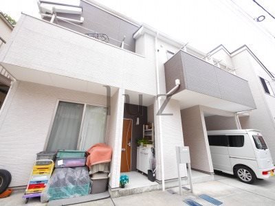 建物外観　2010年竣工のテラスハウスです。