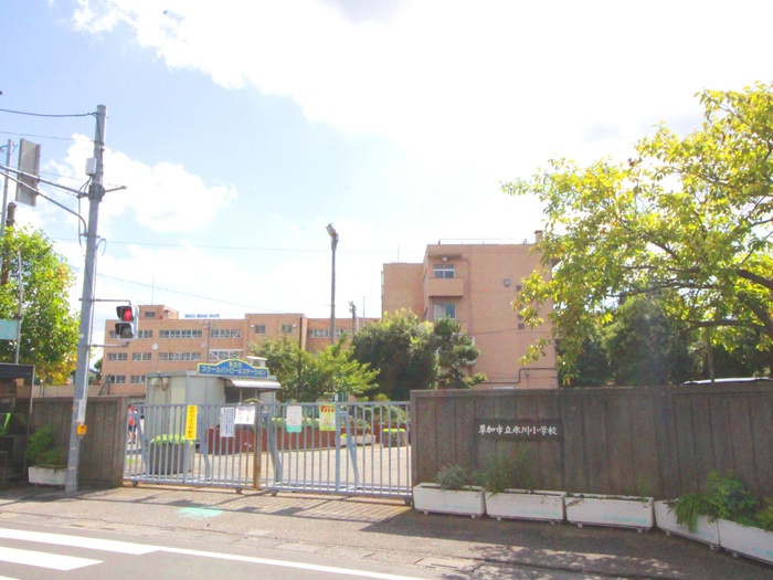 小学校　氷川小学校（小学校）まで600m