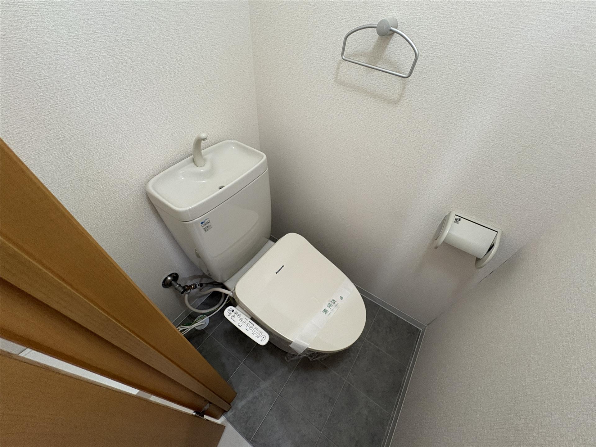 トイレ　温水洗浄便座付きのトイレです(別室参考写真)