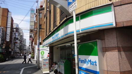 コンビニ　ファミリーマート【西中島3丁目】（コンビニ）まで215m