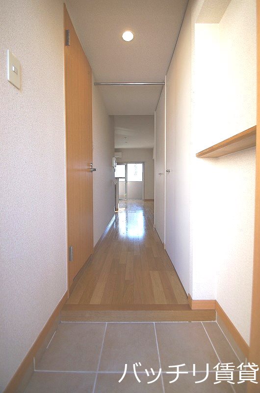 玄関　＊画像は別部屋の為イメージ、現状を優先致します。