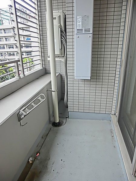 バルコニー　暖かな日差しのふりそそぐバルコニー