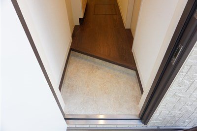 京王線 明大前駅 徒歩10分 3階建 築8年の玄関写真