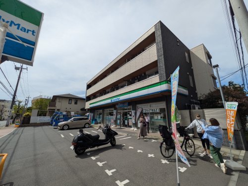 コンビニ　ファミリーマート（コンビニ）まで349m