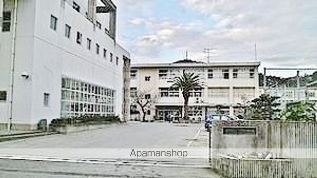中学校　徳島市八万中学校（中学校）まで455m