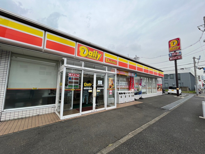 コンビニ　デイリーヤマザキ緑産業道路店（コンビニ）まで296m