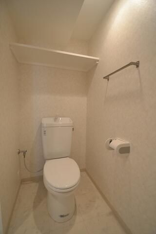 京王新線 幡ケ谷駅 徒歩4分 6階建 築18年のトイレ写真
