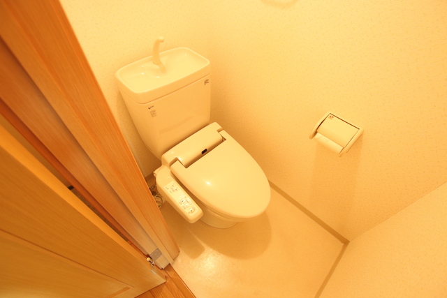 トイレ　温水洗浄便座機能付きのトイレ