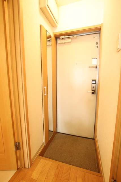 玄関　玄関まわり　鏡付きで身だしなみチェックも可能です♪