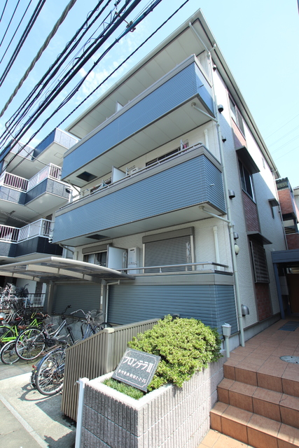 建物外観　地上３階建て木造アパート