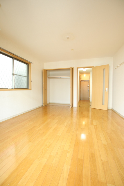 居室・リビング　角部屋で二面採光のとれたお部屋♪