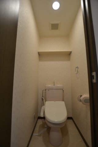 トイレ　同物件、別号室の写真です。