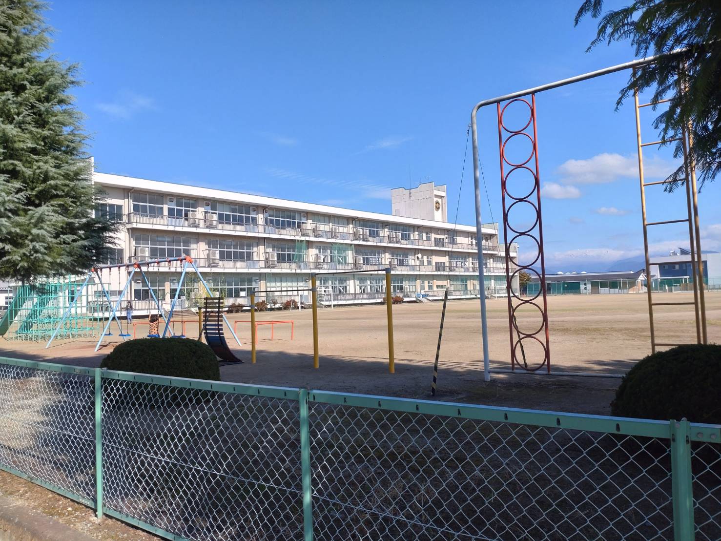 小学校　寒河江市立西根小学校（小学校）まで546m
