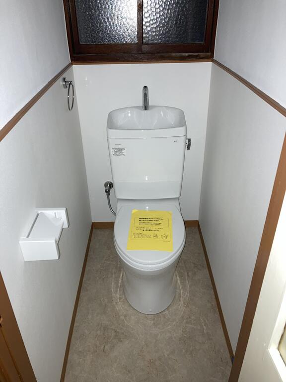 小田急線 下北沢駅 徒歩6分 2階建 築43年のトイレ写真