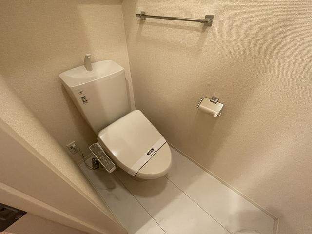 トイレ　シャワー付きトイレです。