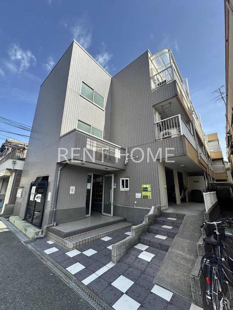 建物外観　鉄骨造３階建てマンションです