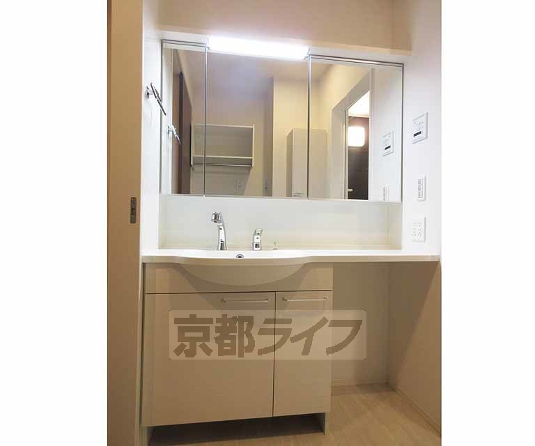 洗面設備　大きな鏡のついた洗面台です・