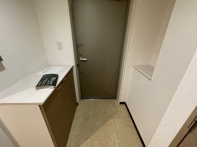 玄関　イメージとして同マンション他部屋を表示しています
