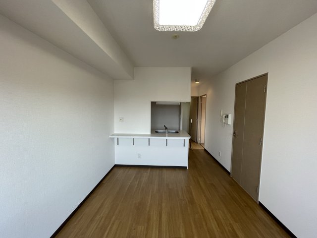 居室・リビング　イメージとして同マンション他部屋を表示しています
