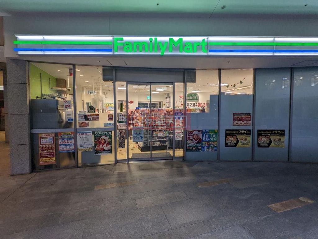 コンビニ　ファミリーマートオペラシティサンクンガーデン店（コンビニ）まで210m