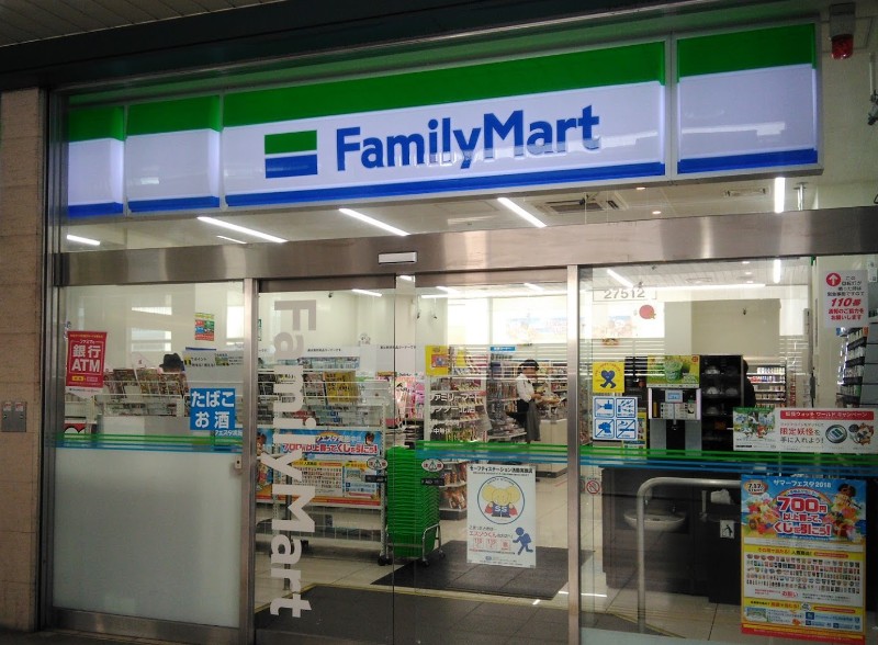 コンビニ　ファミリーマートセンター北店（コンビニ）まで346m