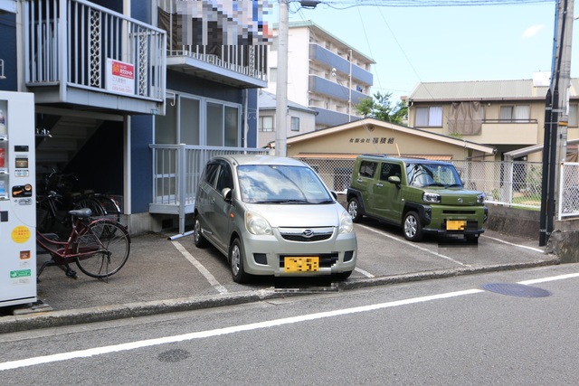 【松山市和泉北のアパートの駐車場】