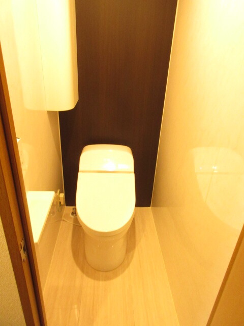 トイレ　温水洗浄便座、タンクレストイレ、トイレに収納もあり便利
