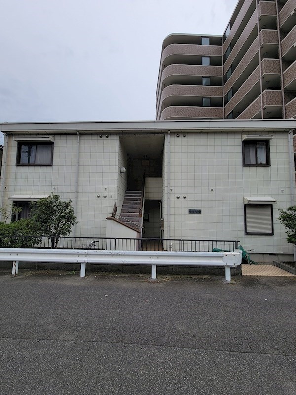 藤沢市朝日町のアパートの建物外観