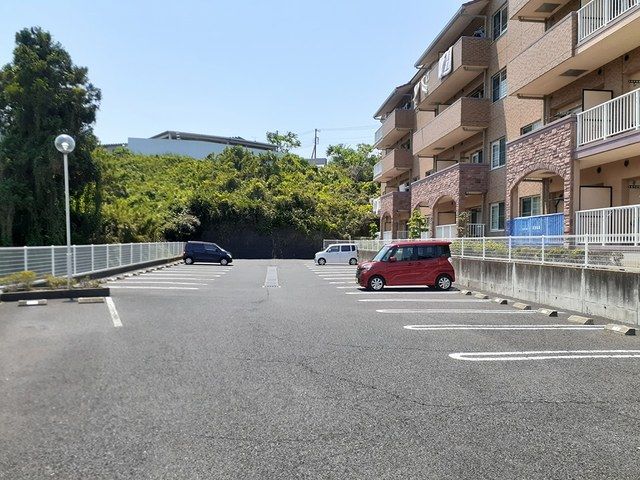 【日立市本宮町のマンションの駐車場】