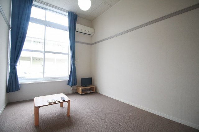 居室・リビング　同物件、別号室のものです。