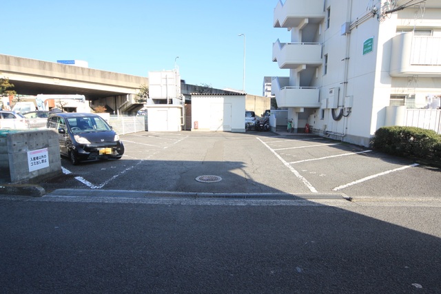 【松山市土居田町のマンションの駐車場】