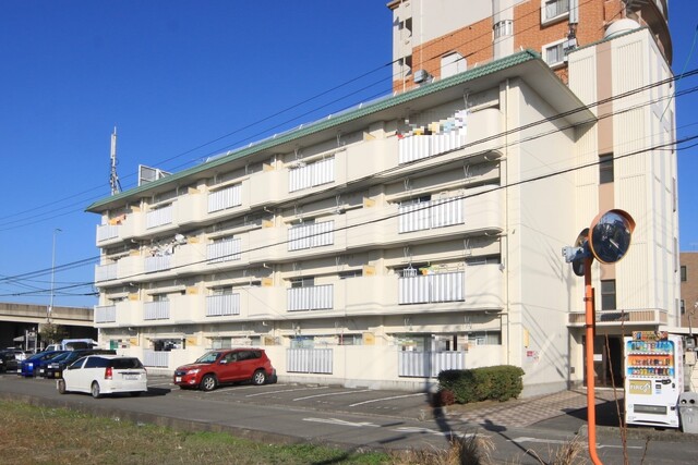 松山市土居田町のマンションの建物外観