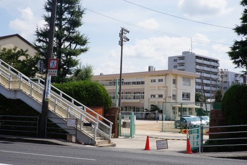 【広島市安佐南区古市のマンションの小学校】