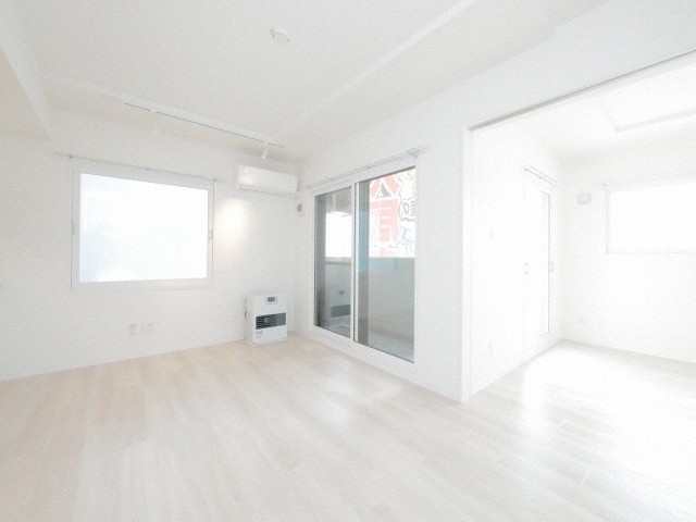 居室・リビング　★人気の灯油ボイラーで光熱費軽減可能！★築浅デザイナーズMS