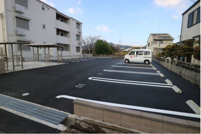 【和歌山市和歌浦南のアパートの駐車場】