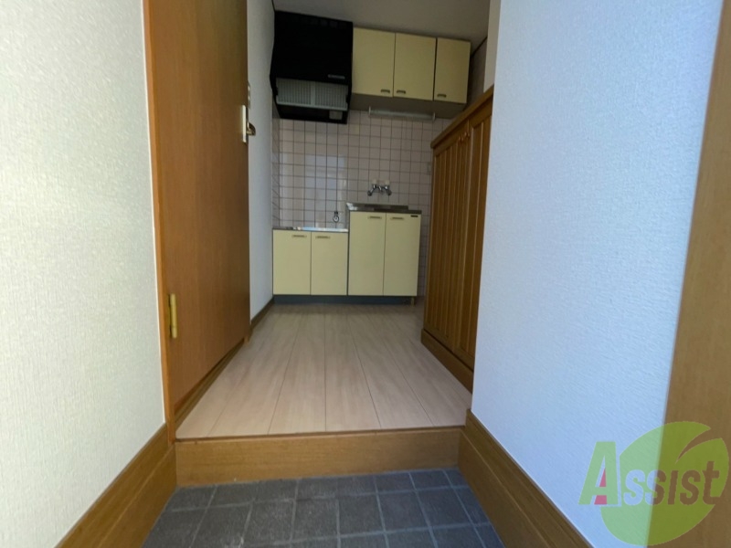 玄関　玄関から見た部屋の印象です。目の前がキッチンになります。