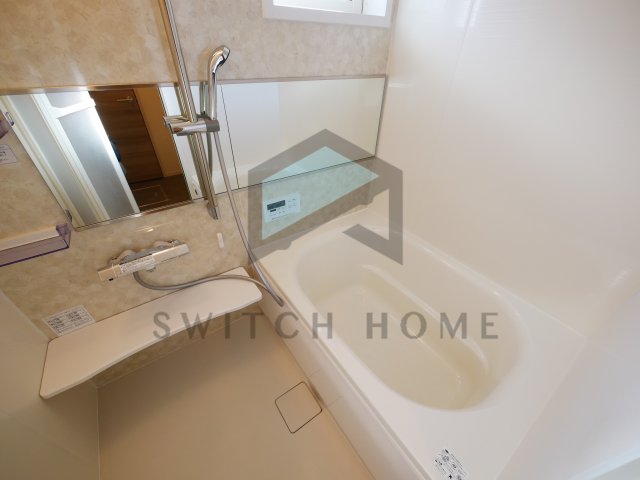 バス・シャワールーム　窓のある浴室になっております。