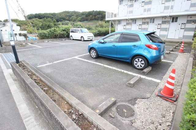 【レオパレスアゼリアの駐車場】