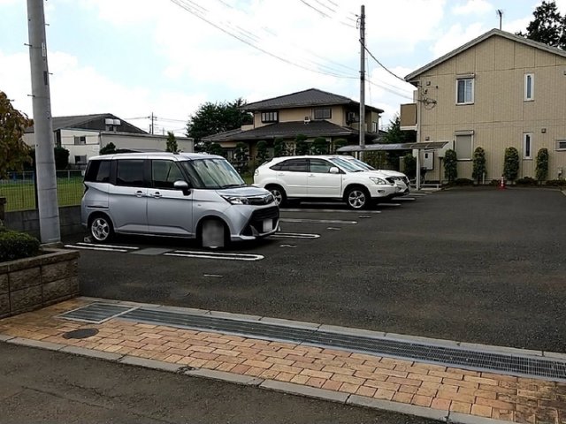 【東大和市芋窪のアパートの駐車場】