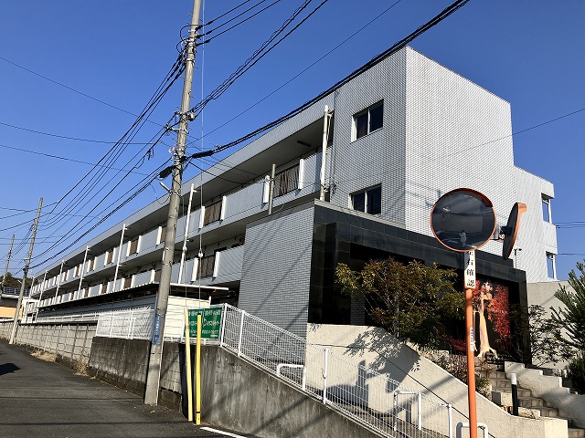 流山市三輪野山のマンションの建物外観